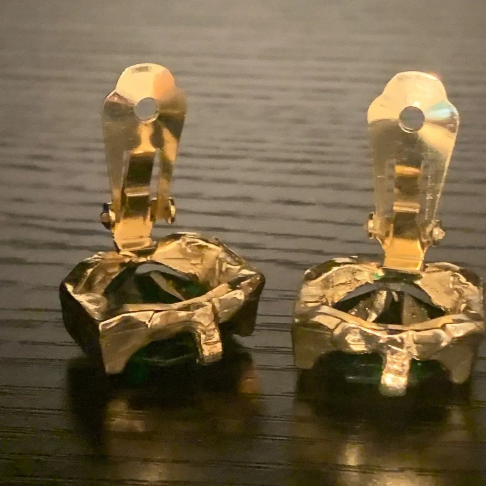 Sold Vintage Clip-On Earrings - Picture 4 of 9